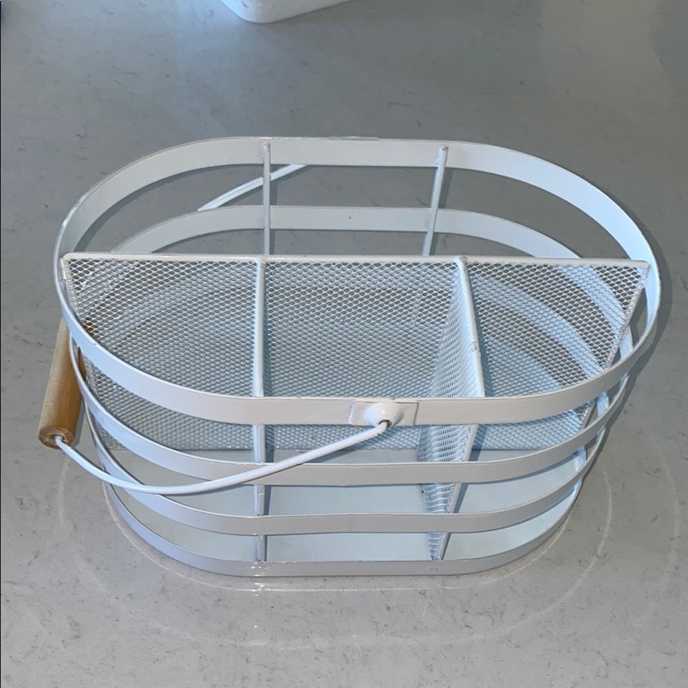 White Metal Storage Basket with Wooden Handle Oval Divided‎ Wire Mesh Organizer